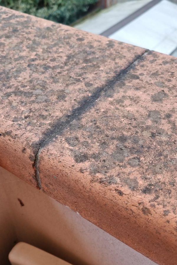 Copertina in cotto prima del trattamento, annerita da muffe e smog