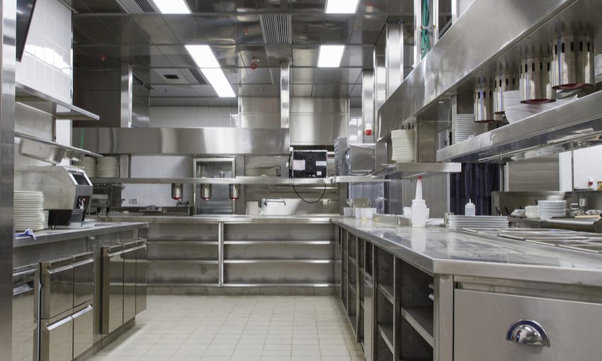 Cucina professionale di un ristorante in acciaio, pulita e in ordine