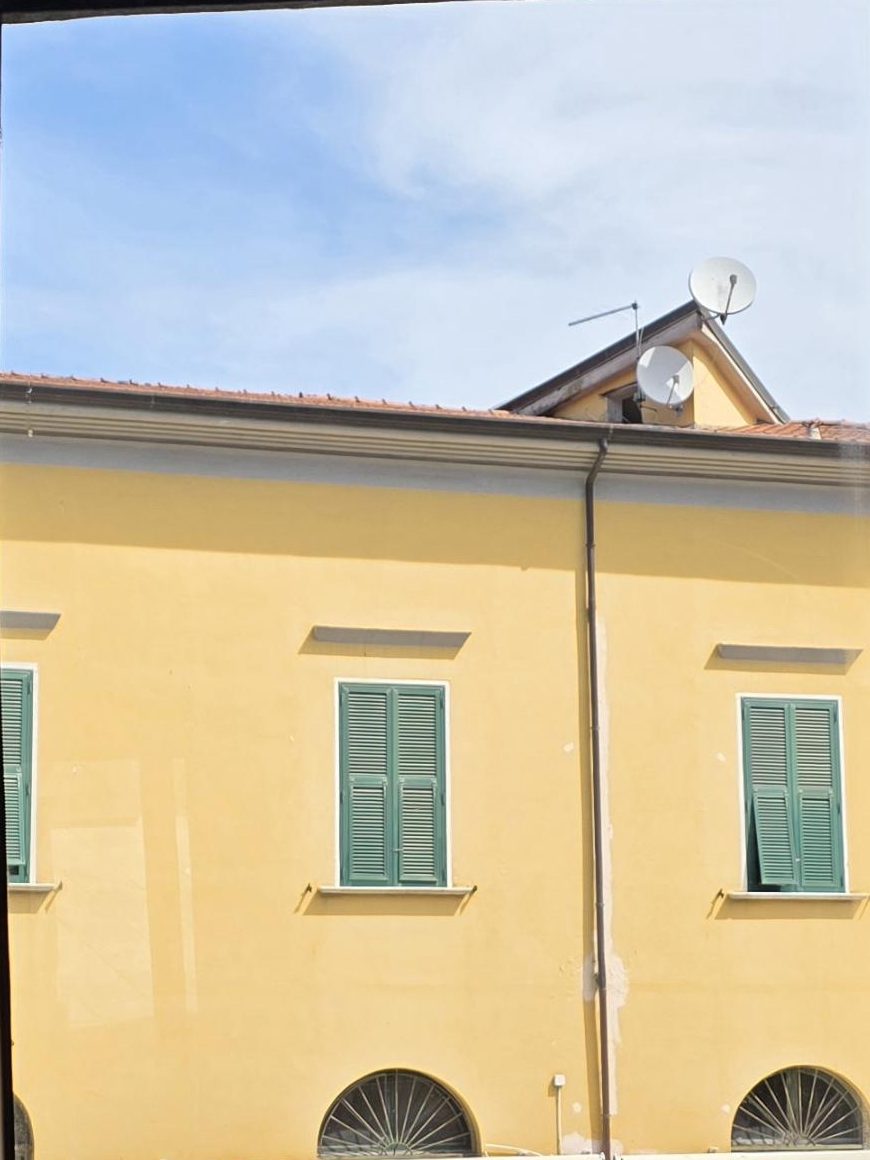 La stessa finestra dopo la pulizia dei vetri: vista nitida